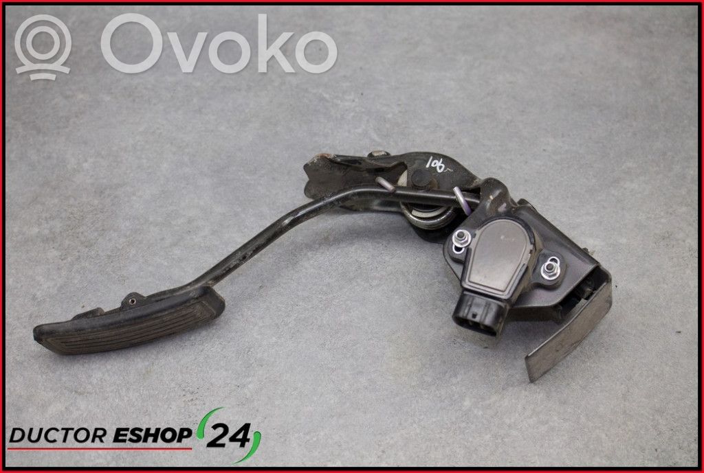 Accelerator throttle pedal