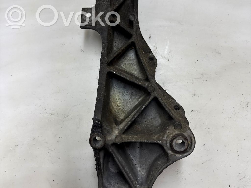 BMW 3 E36 Engine mounting bracket 
