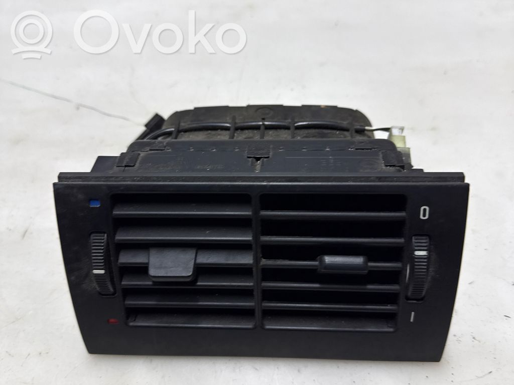 BMW 5 E39 Aizmugurējā gaisa - ventilācijas reste 