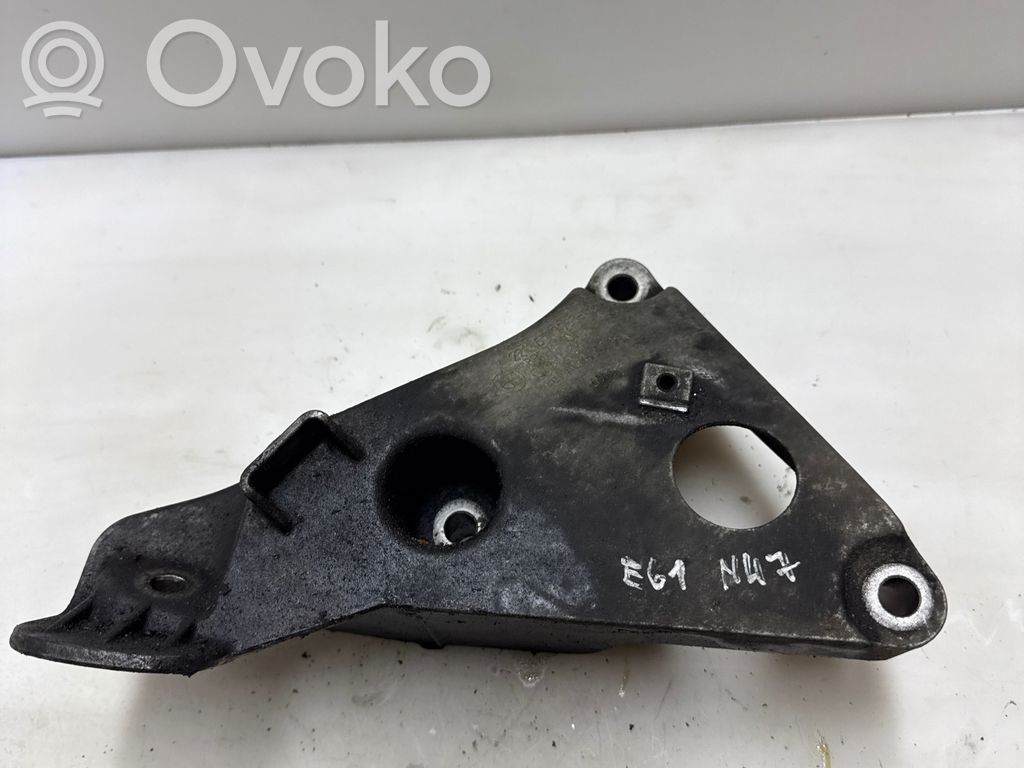 Engine mounting bracket   6777053,6905
