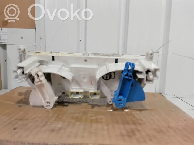 Renault Clio IV Climate control unit 