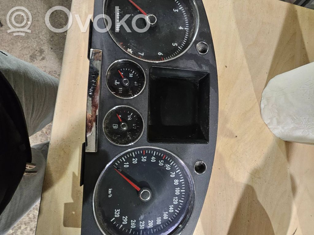 Volkswagen Phaeton Speedometer (instrument cluster) 