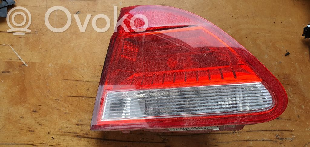 Aizmugurējais lukturis pārsegā   3R5945094B