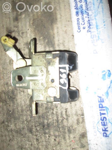 Aizmugurējā pārsega slēdzene (ārpusē)   90387847