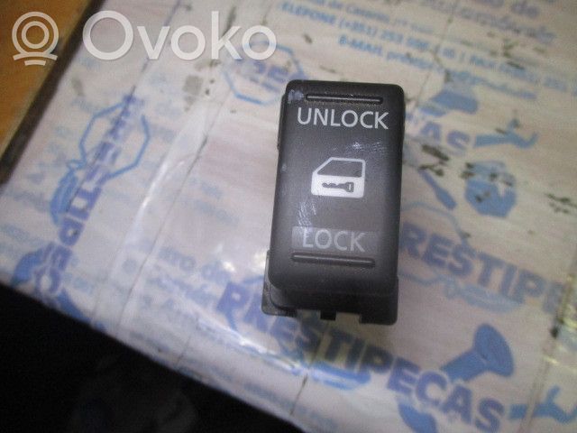 Botón interruptor de bloqueo de puertas   252109U00A