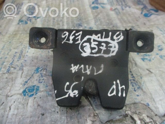 Takaluukun ulkopuolinen lukko   51241960861