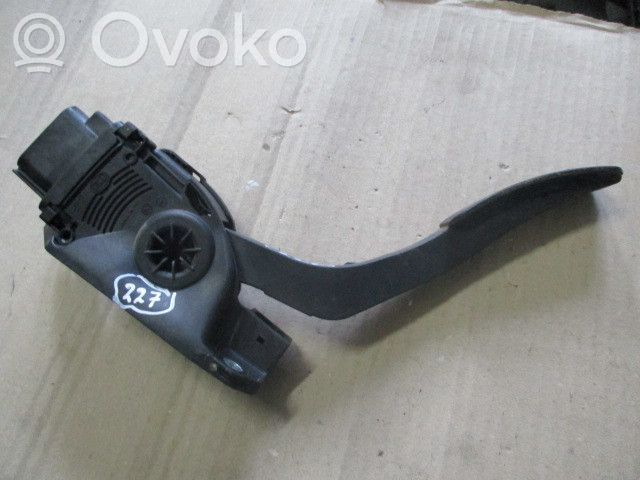 Akceleratoriaus pedalas   8V219F836AA
