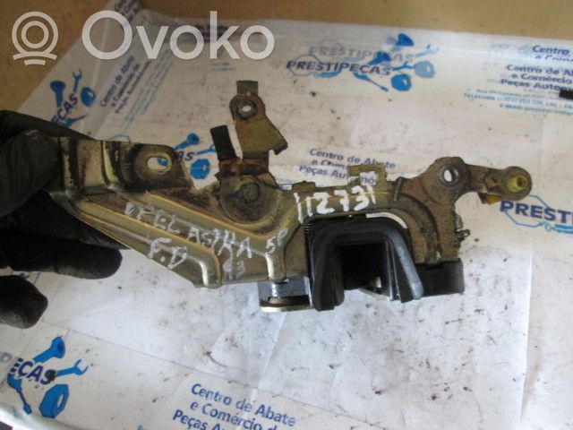 Opel Astra F Priekšpusē slēdzene 