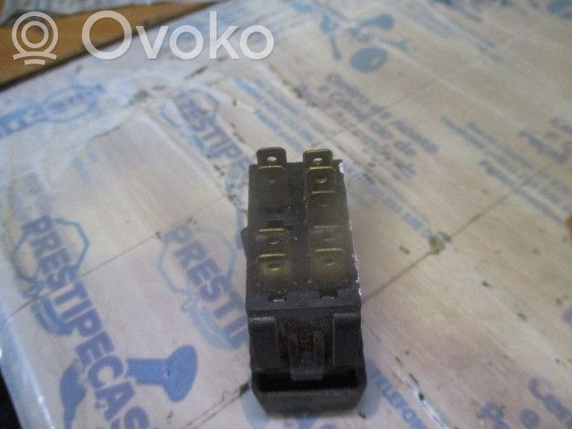 Renault 19 Botón interruptor de luz de peligro 