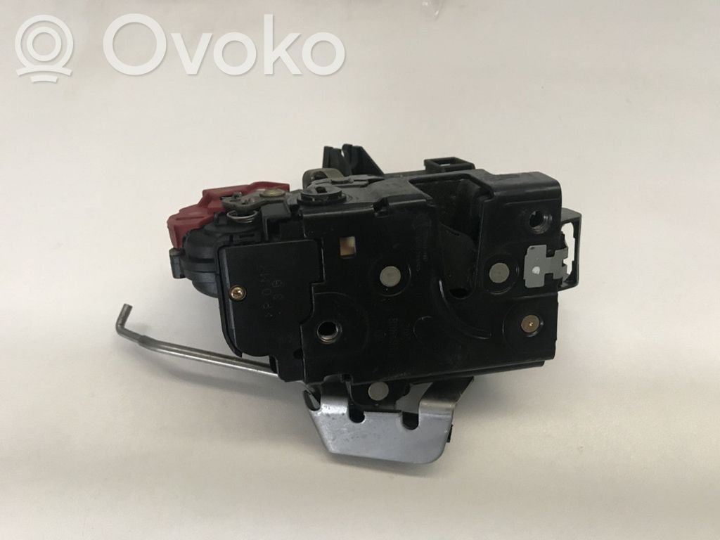 Audi A4 S4 B6 8E 8H Takaoven lukko 