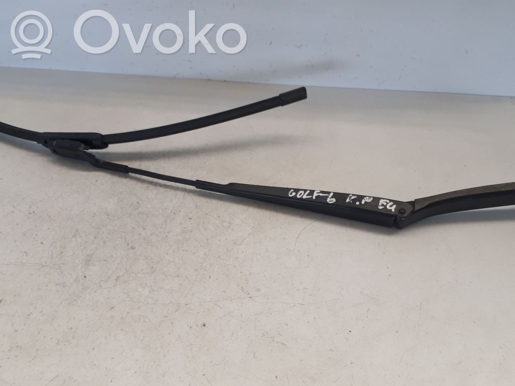 Volkswagen Golf VI Priekinio stiklo valytuvų kojelė 