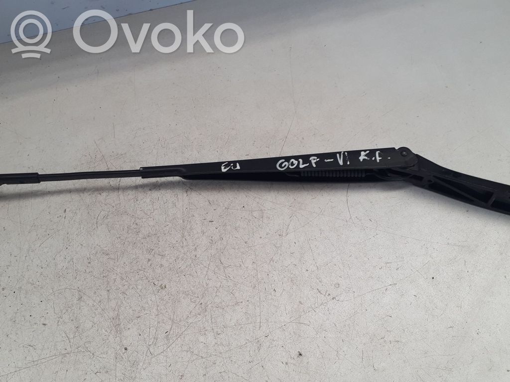 Volkswagen Golf VI Priekinio stiklo valytuvų kojelė 