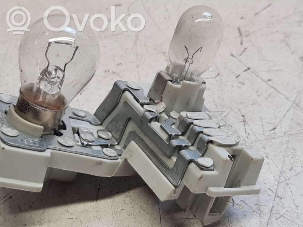 Takavalon osa   8P4945258A,27768007
