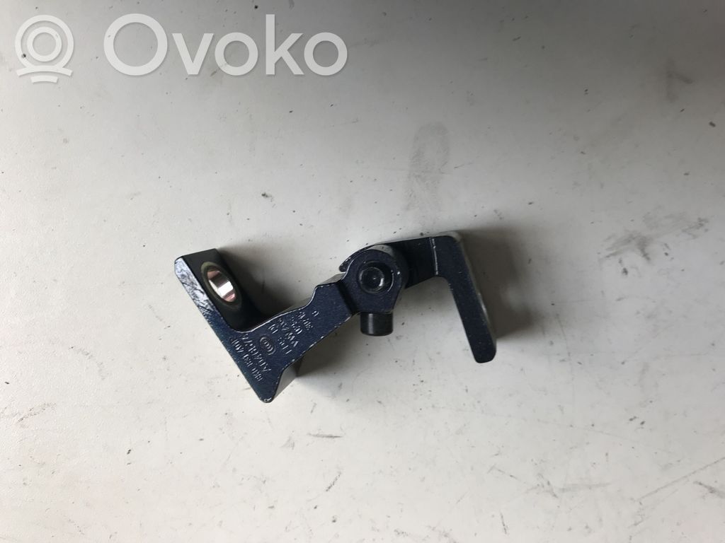 Volkswagen Golf VII Rear door lower hinge 