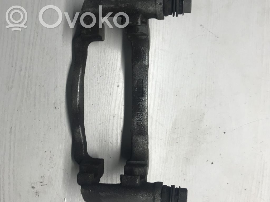 Volkswagen Golf VII Mocowanie przedniego zacisku hamulca 