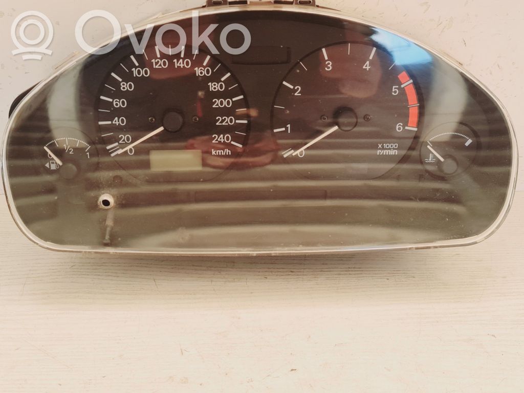 Mitsubishi Carisma Speedometer (instrument cluster) 