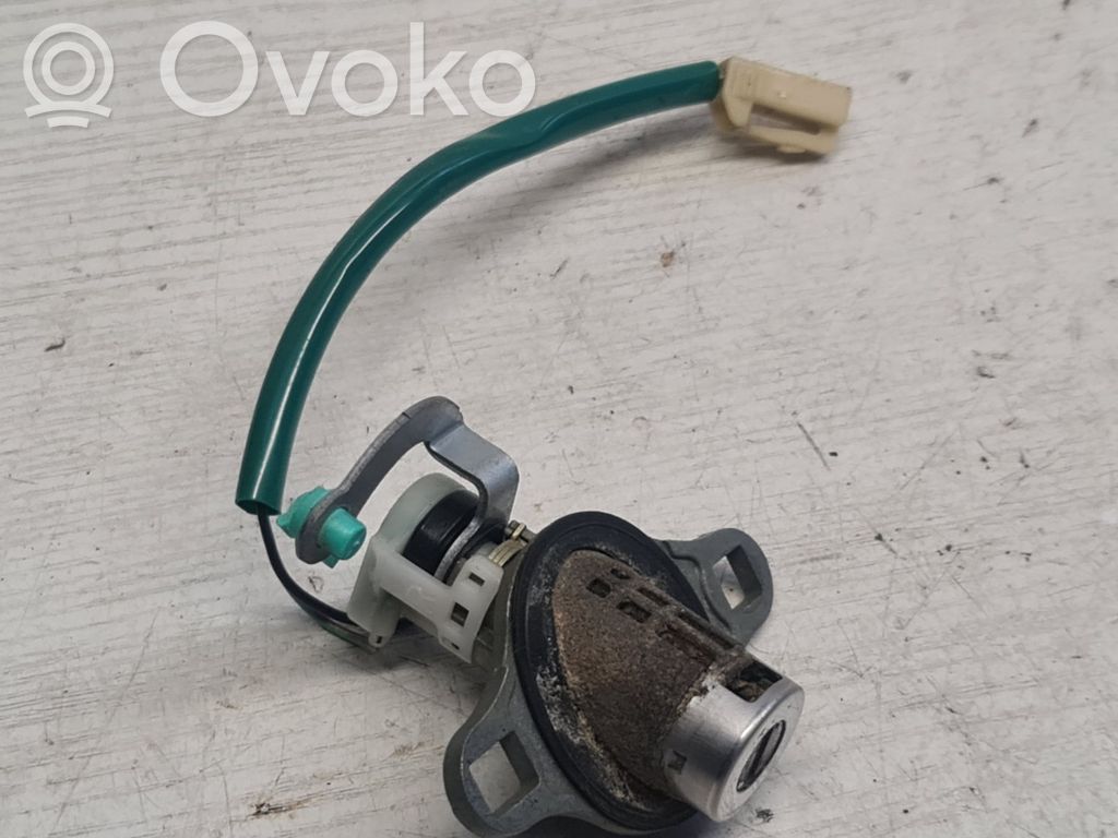 Mazda Premacy Замок задней крышки (наружный) 