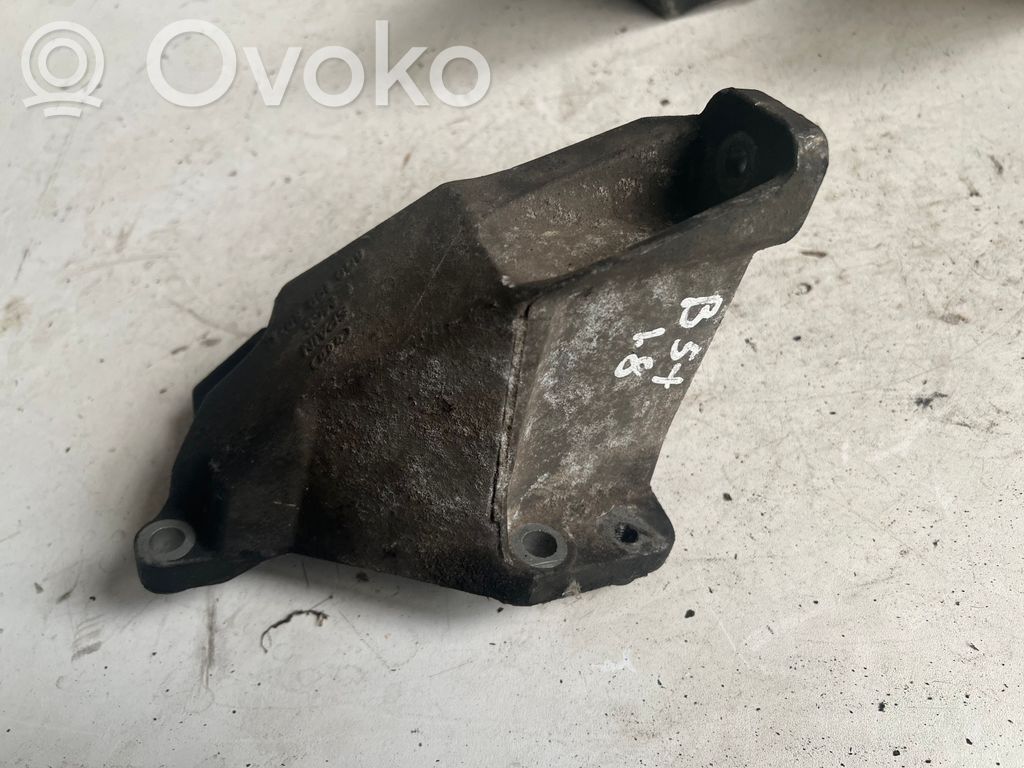 Volkswagen PASSAT B5 Engine mounting bracket 