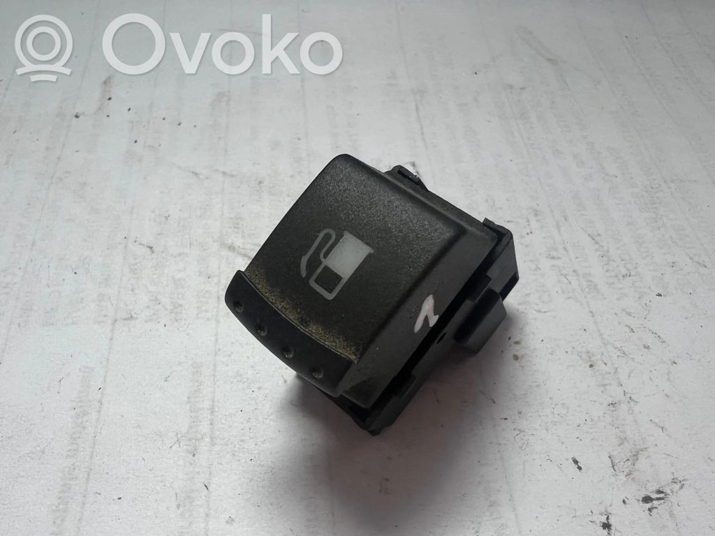 Skoda Superb B5 (3U) Przycisk otwierania wlewu paliwa 