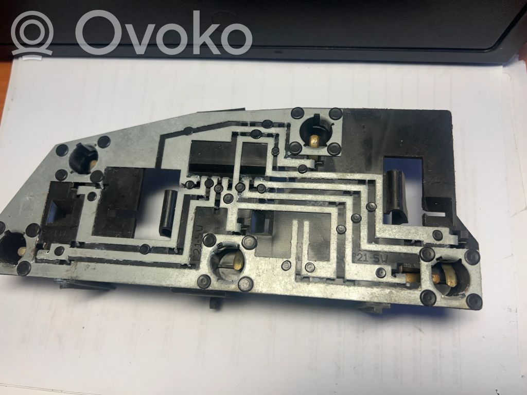 Peugeot 406 Takavalon polttimon suojan pidike 