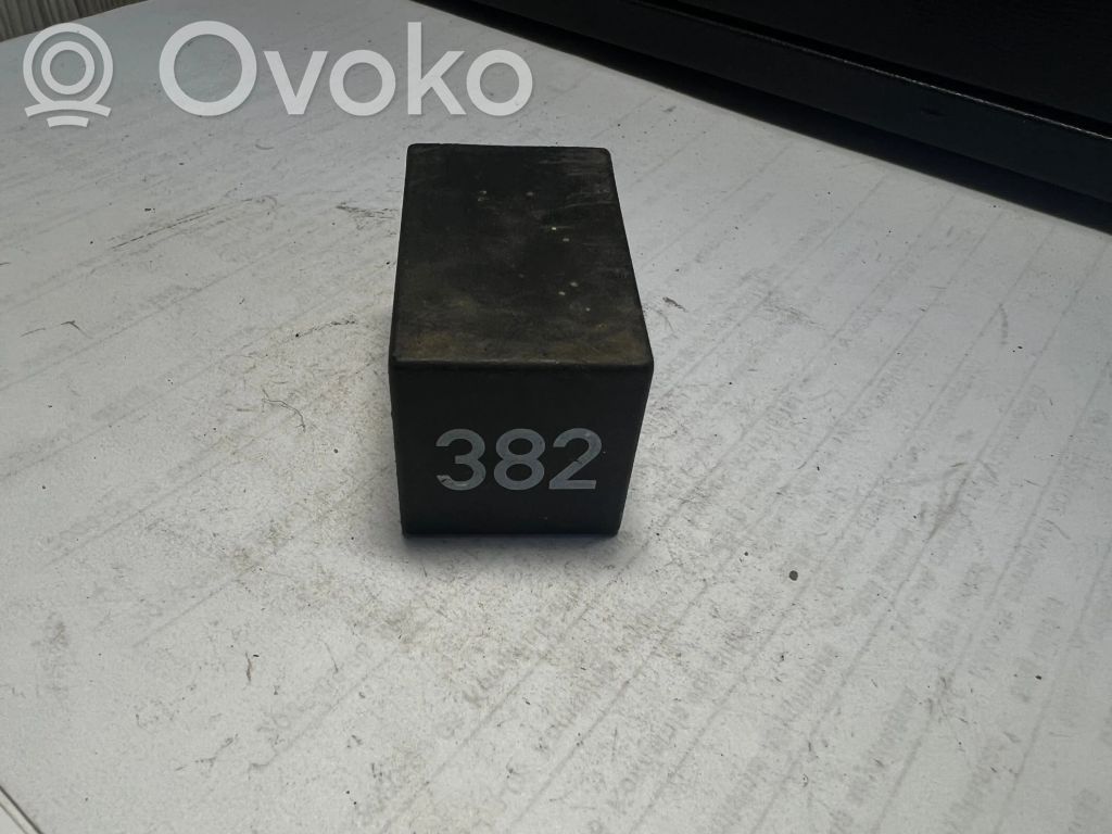 Audi A4 S4 B5 8D Inne przekaźniki 