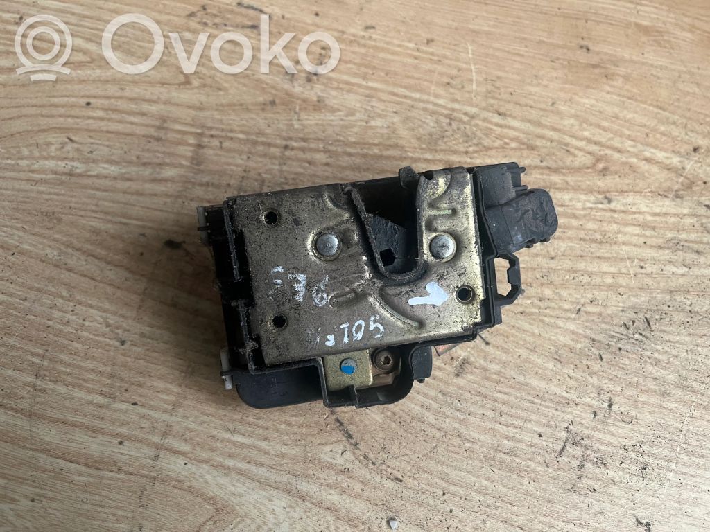 Volkswagen Golf III Front door lock 