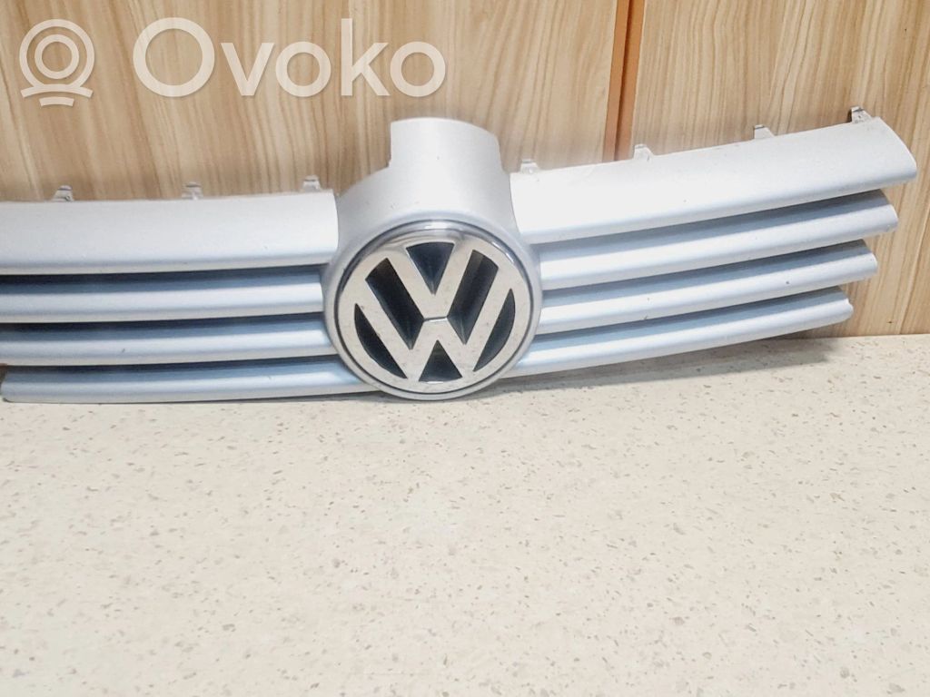 Volkswagen Bora Etupuskurin ylempi jäähdytinsäleikkö 