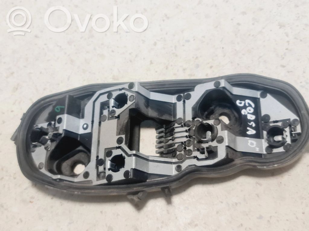 Opel Corsa D Takavalon polttimon suojan pidike 