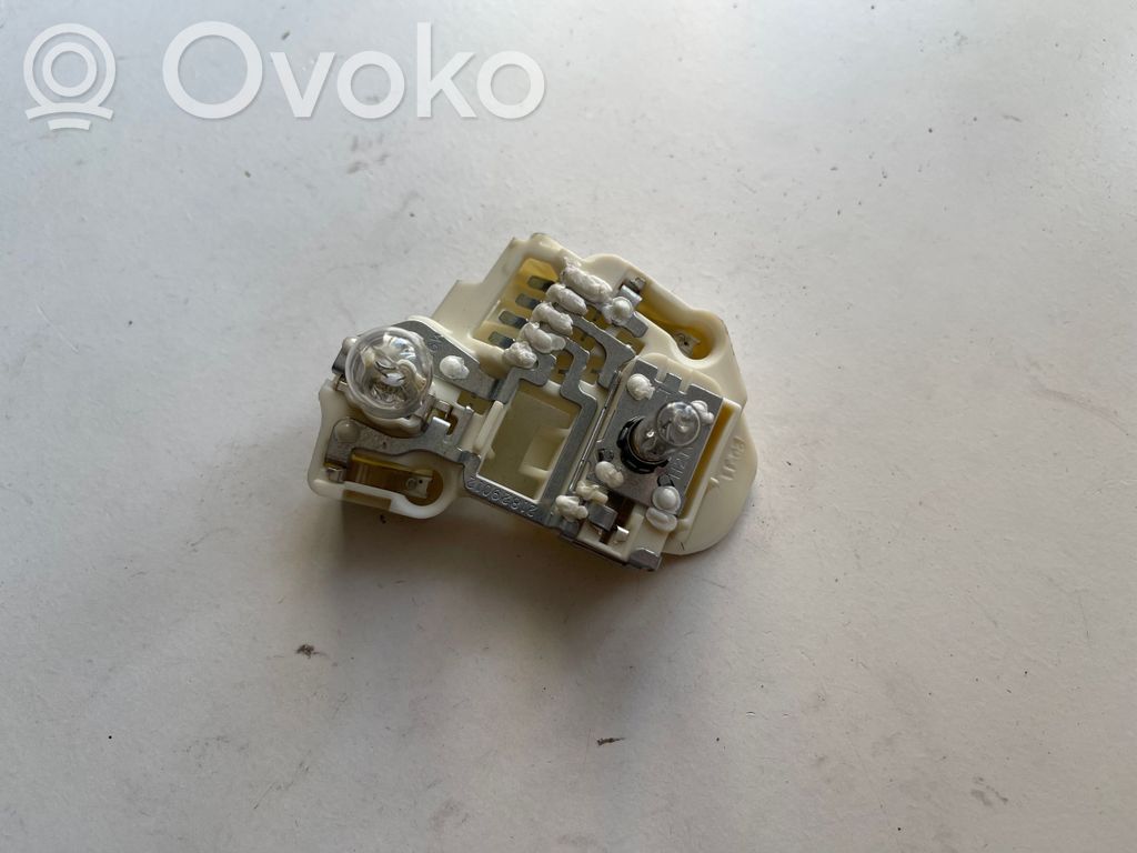 BMW 3 E90 E91 Takavalon polttimon suojan pidike 