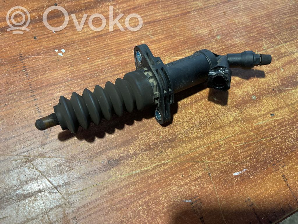 Clutch slave cylinder   6785964