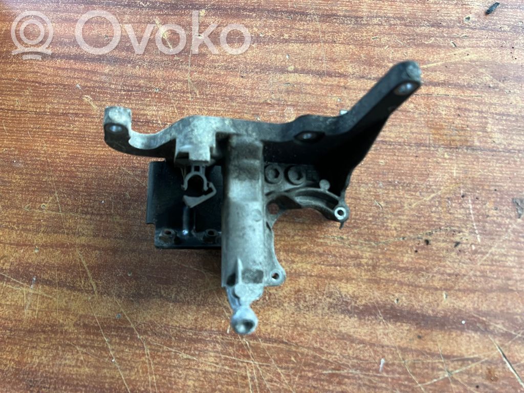 Ford Focus Engine mounting bracket 