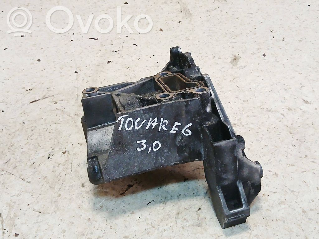 Volkswagen Touareg I Generator/alternator bracket 