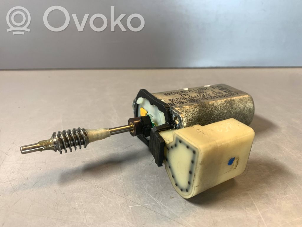 BMW 1 E82 E88 Front door window regulator motor 