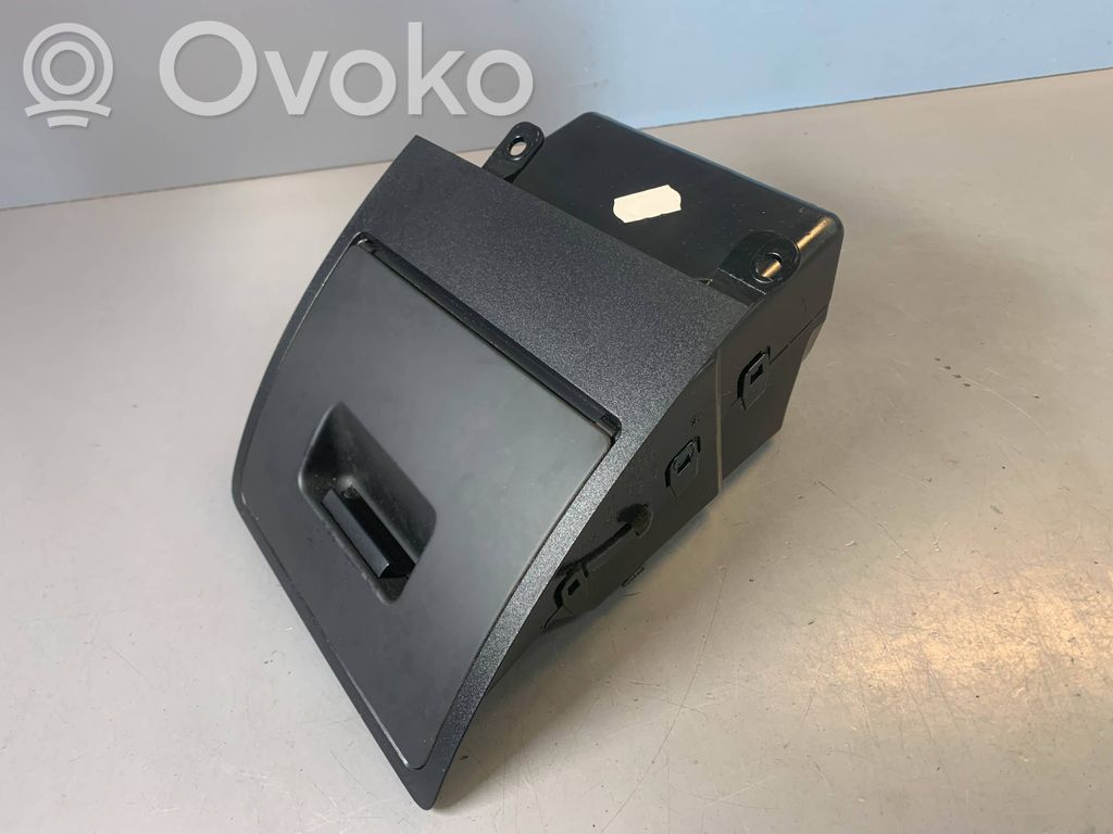 Glove box   7156963