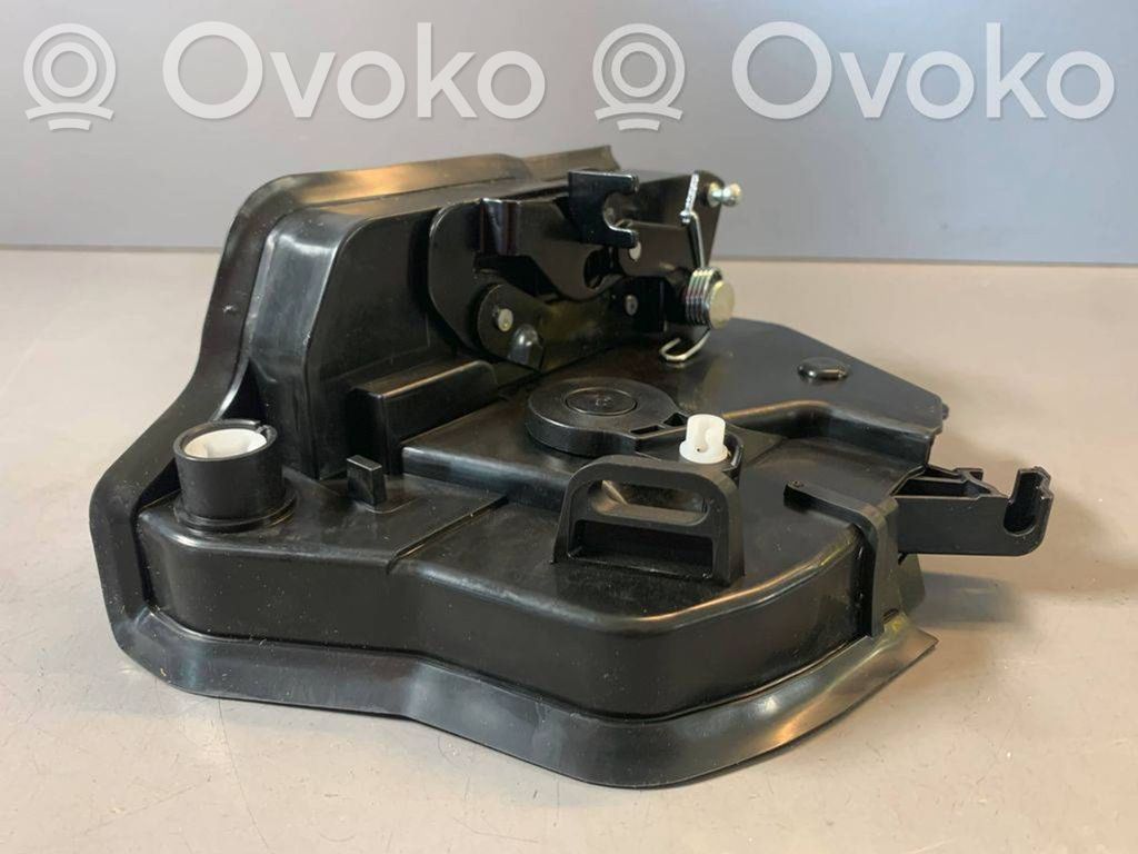 Priekšpusē slēdzene   8402537,51218402537