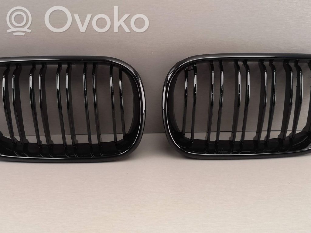 BMW 3 E46 Etupuskurin ylempi jäähdytinsäleikkö 