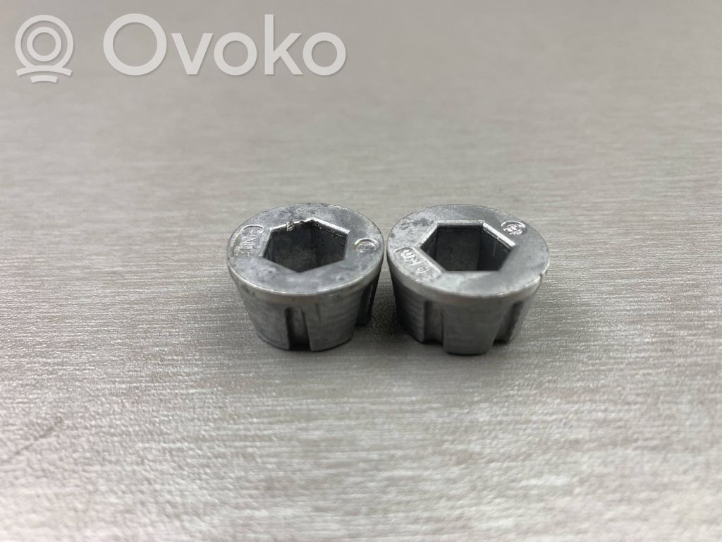 Windshield washer spray nozzle   61618226059,8226059,61610151064,0151064
