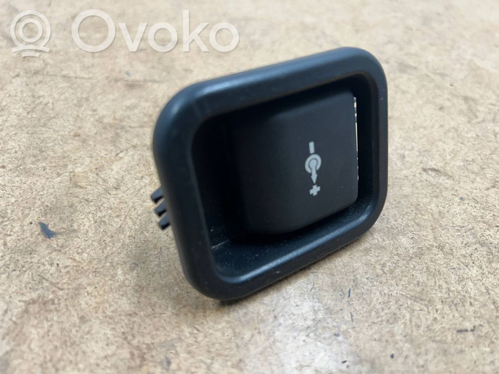 Enchufe de 12V (trasero)   51477040621,7040621