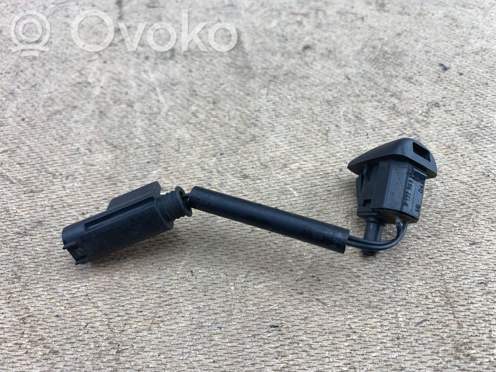 Windshield washer spray nozzle   7132969,61667132969,61667046060,61667054993,7046060,7054993