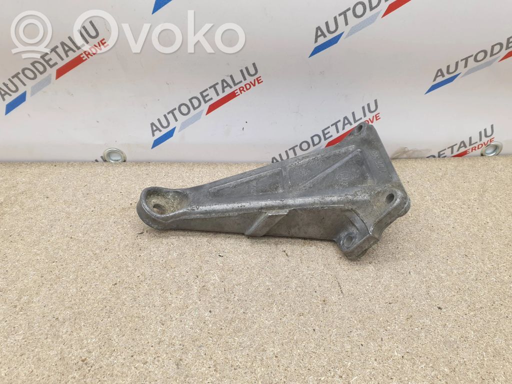 Engine mounting bracket   1176565