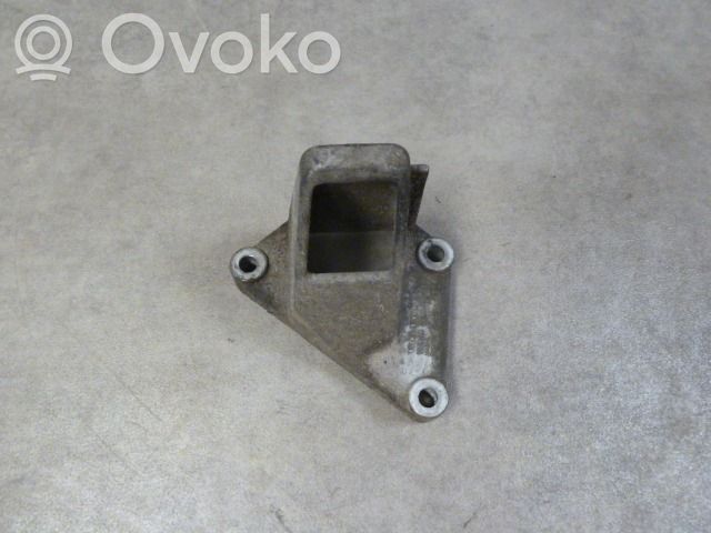 Volvo 940 Engine mounting bracket 