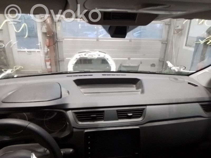 Панель   681009559R