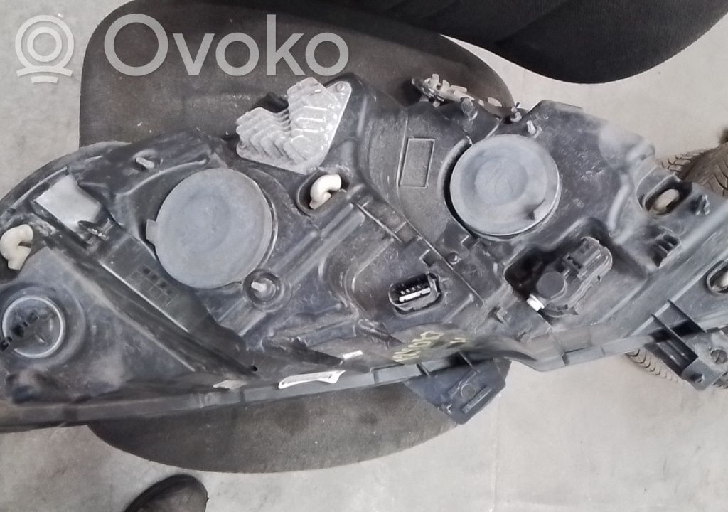 Opel Movano B Lampa przednia 