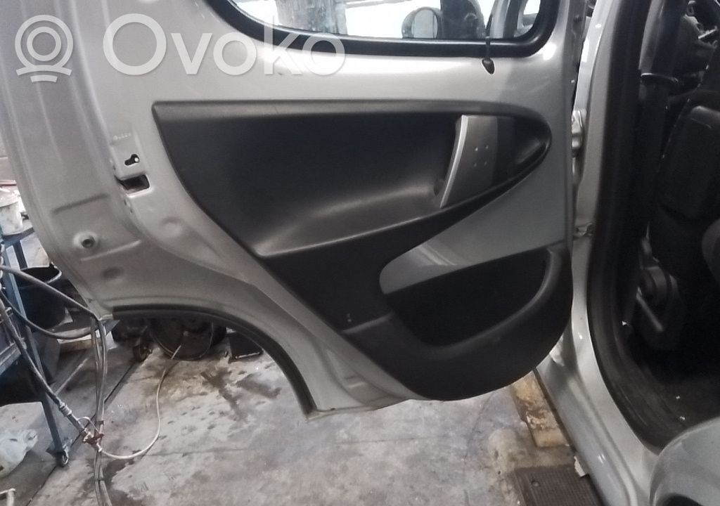 Apšuvums aizmugurējām durvīm   1608006880