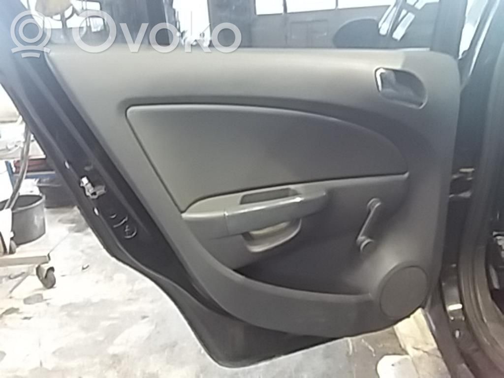 Opel Corsa D Apšuvums aizmugurējām durvīm 