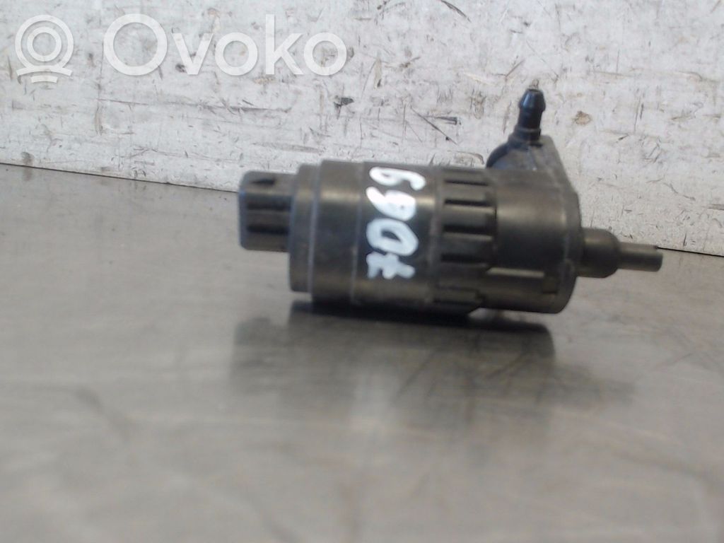 Windscreen/windshield washer pump   1554057