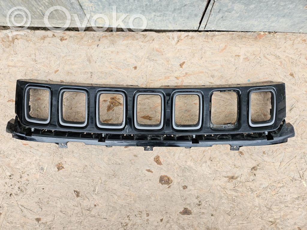 Jeep Compass Augšējais režģis 