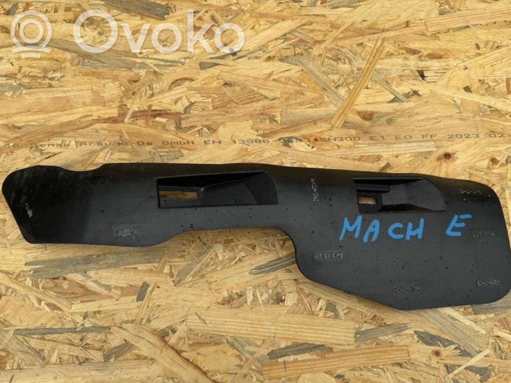 Front bumper mounting bracket   LJ8B17E856AC