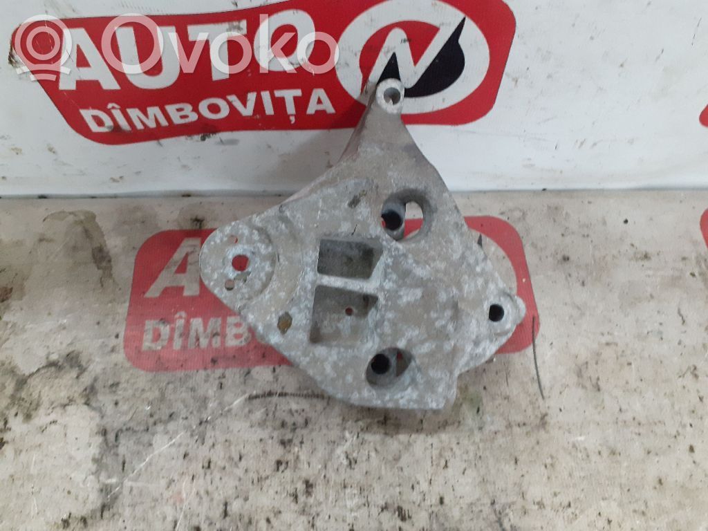 Dacia Sandero Engine mount bracket 