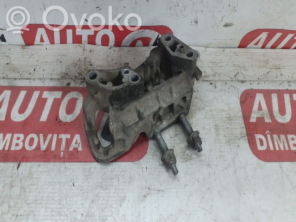 Ford Focus Engine mount bracket 